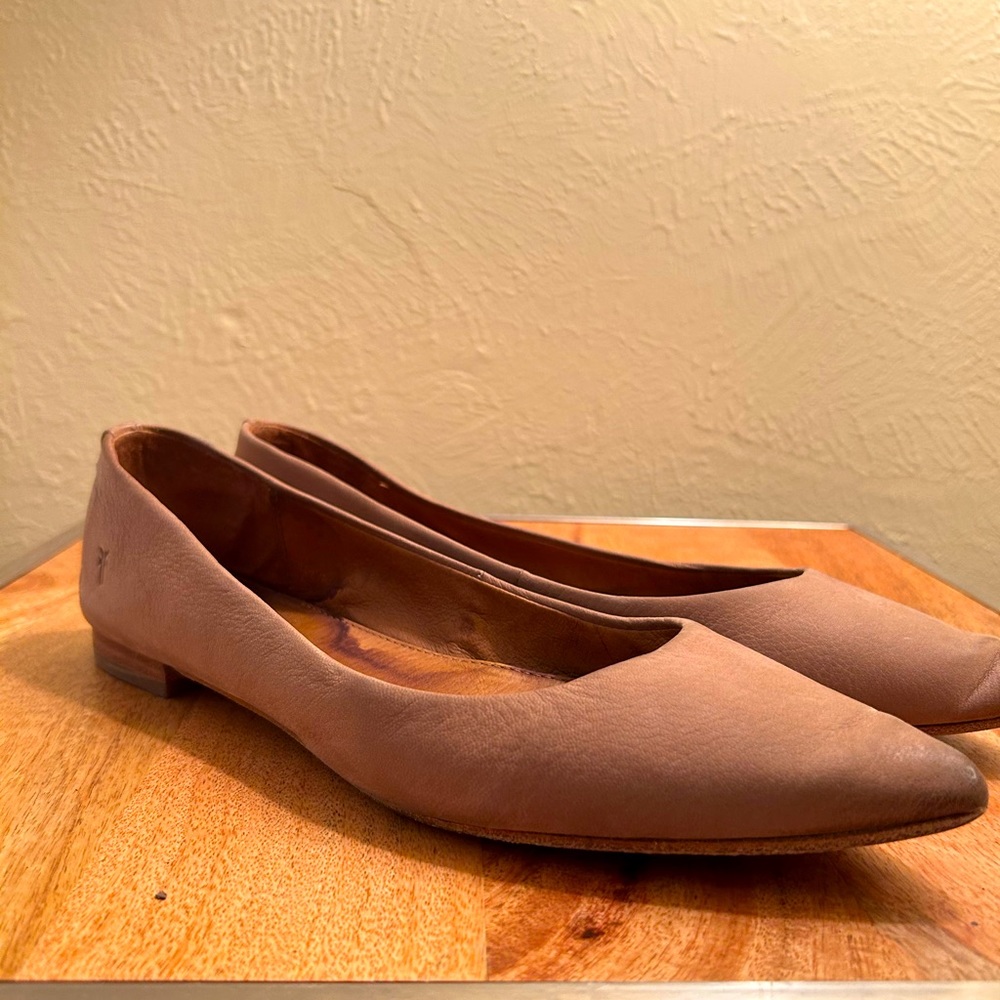 Frye Sienna Leather Pointy Toe Ballet Flat in Taupe